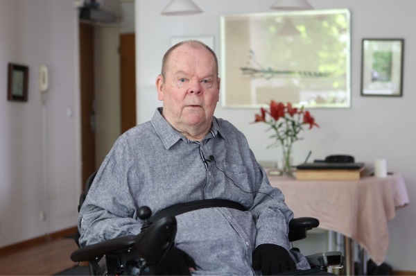 Mesimarjan asiakas Kari istumassa pyörätuolissa