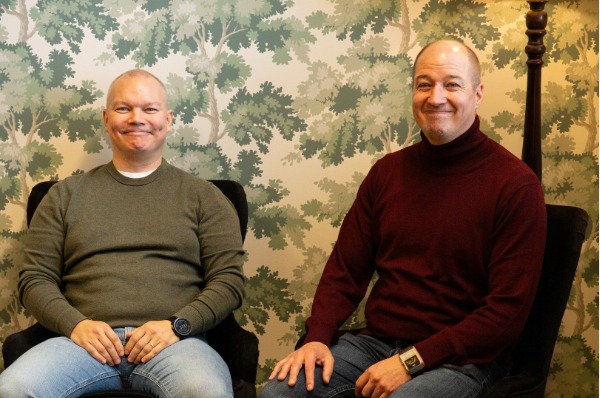Mesimarjan yrittäjät Ville Vuolukka ja Lauri Oksanen istumassa tuoleilla.
